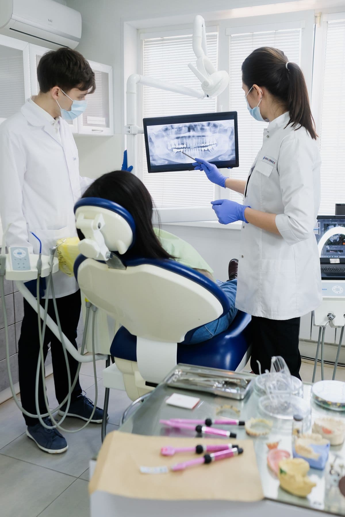 Đội ngũ bác sĩ trao đổi phim X-quang cùng bệnh nhân tại phòng khám